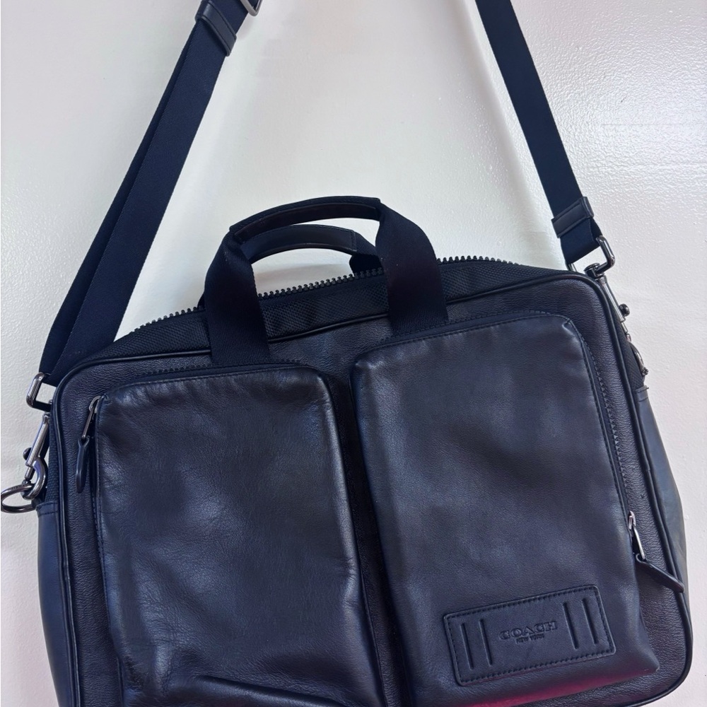 Coach Black Messenger Bag with Adjustable Strap and Sleek Design